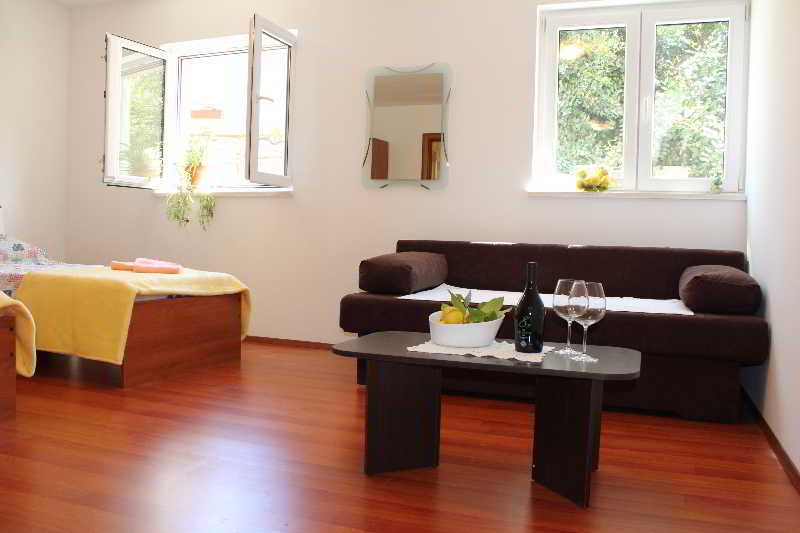 Ira Apartment